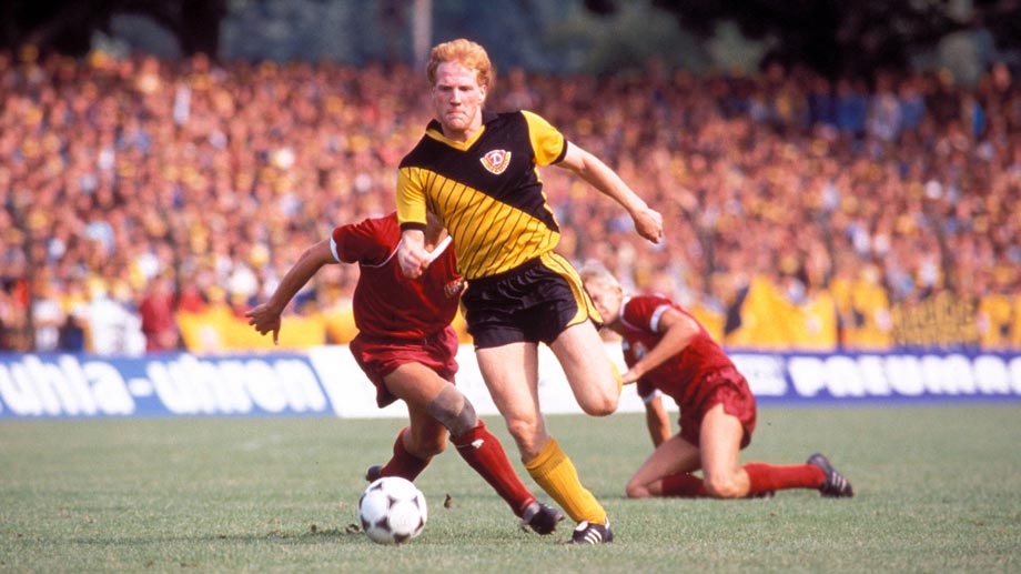 mathias-sammer-lernt-das-fussballspielen-in-seiner-geburtsstadt-dresden-mit-neuen-jahren-faengt-er-in-der-jugend-der-sg-dynamo-dresden-an-und-durchlaeuft-alle-mannschaften-bis-zu-den-profis-er-bleibt